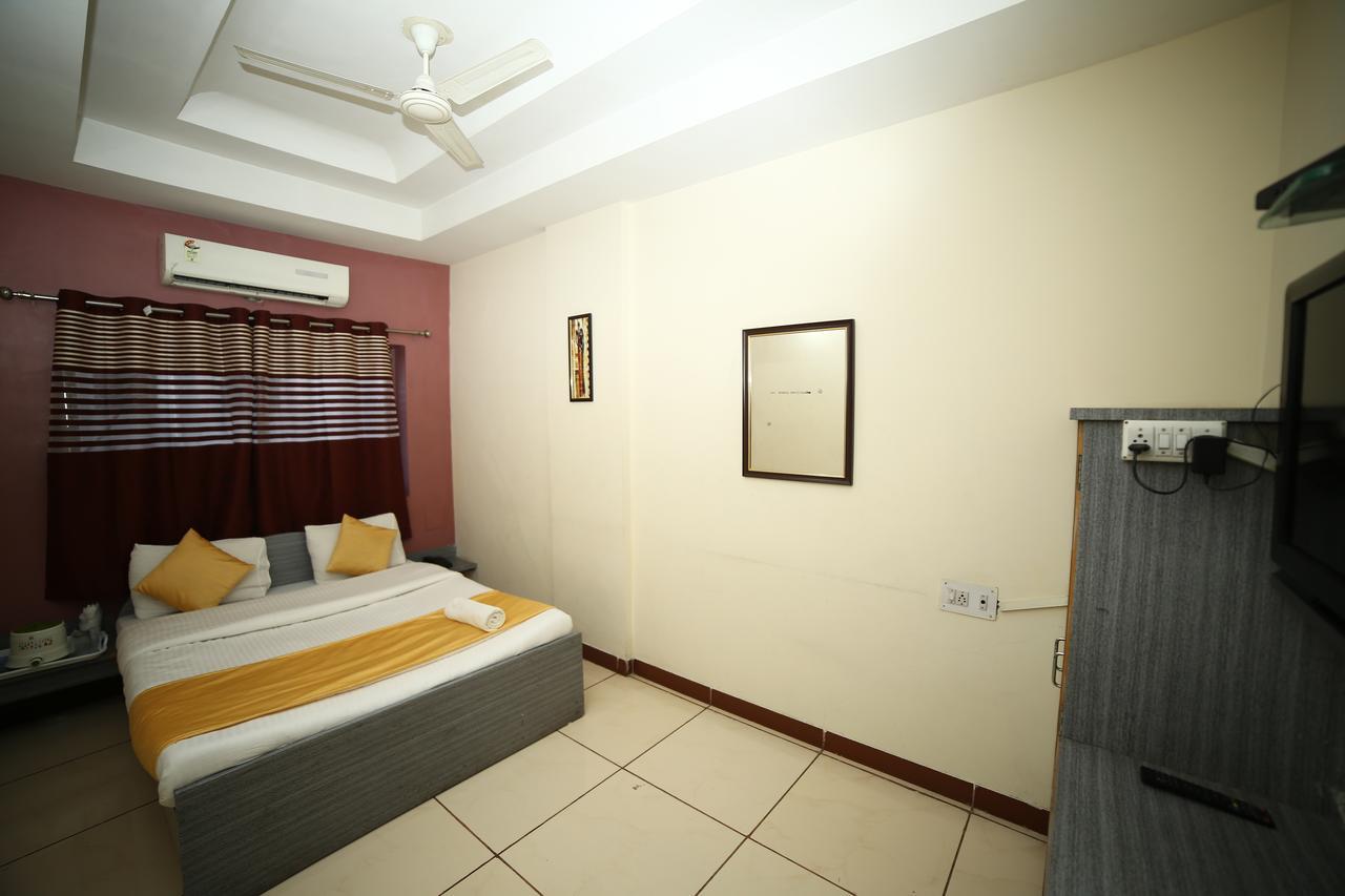Hotel Velvet Rajkot Exterior photo