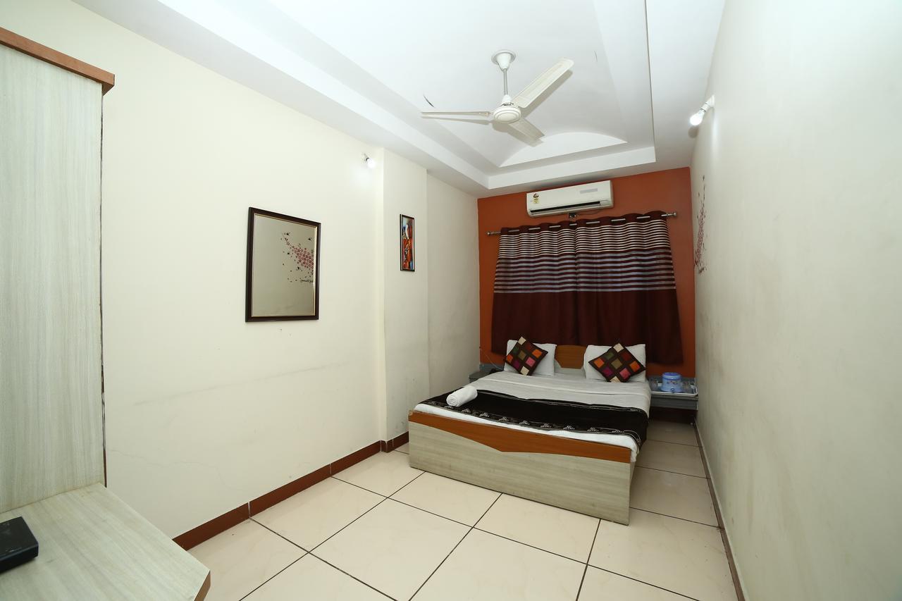 Hotel Velvet Rajkot Exterior photo