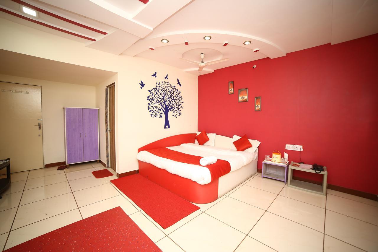Hotel Velvet Rajkot Exterior photo